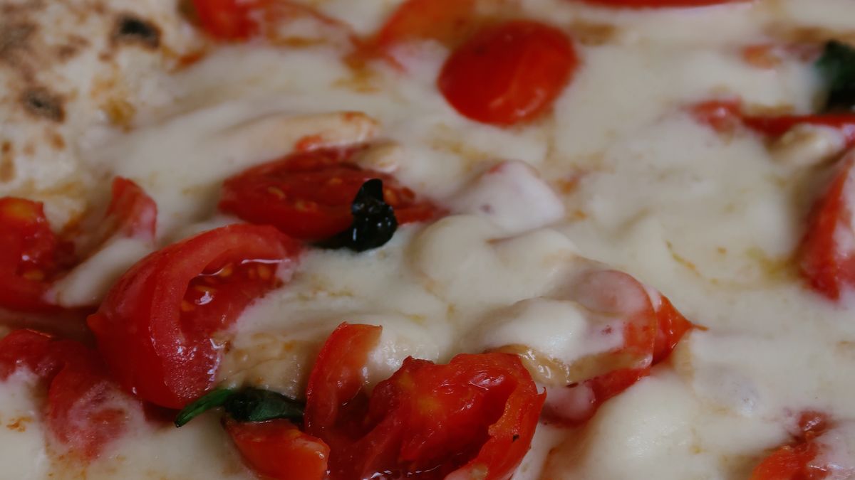 Panuozzo — sandwich-ul napoletan copt pe cuptor cu lemne