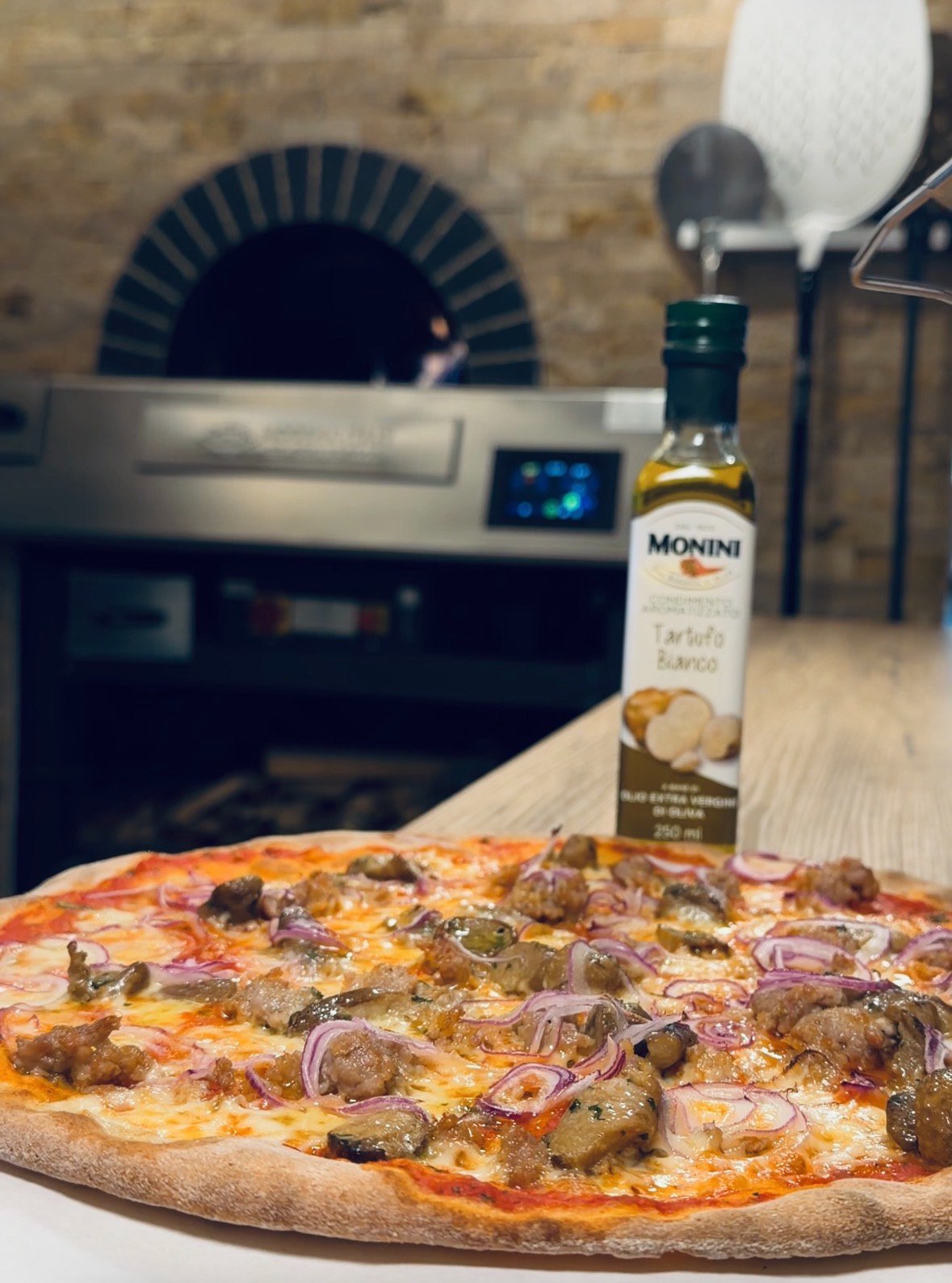 Pizza Saptamanii - specialitatea casei